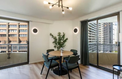 Darlinghurst Apartment | Rooftop Pool & Hyde Park Views: Renovated 14th Floor 1BR: CBD walk, gym, sauna