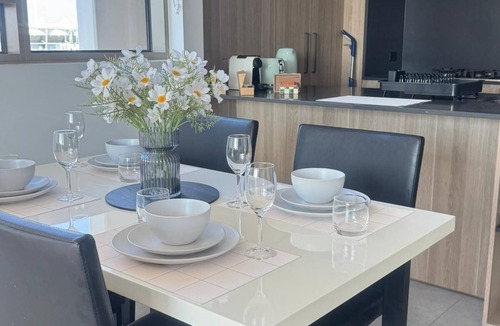 East Brisbane Apartment | Rooftop Pool with CBD View | Luxe 2BR Free Parking