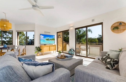 Noosa Heads Apartment | ROOFTOP TERRACE AND RIVER VIEWS