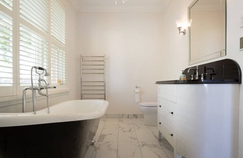 Kings Meadows House | Room for Everyone: Parking, Pool & WiFi