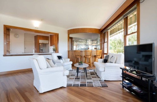 Kings Meadows House | Room for Everyone: Parking, Pool & WiFi
