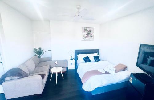 Molonglo Valley House | Room for four Bright relaxing Guest suite
