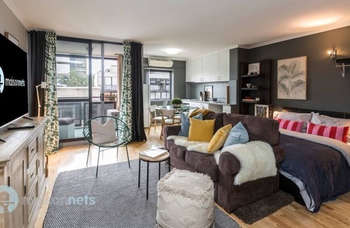Surry Hills Apartment | Roomy Studio With Balcony & Parking