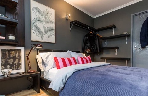 Surry Hills Apartment | Roomy Studio With Balcony & Parking