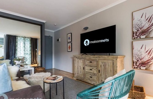 Surry Hills Apartment | Roomy Studio With Balcony & Parking