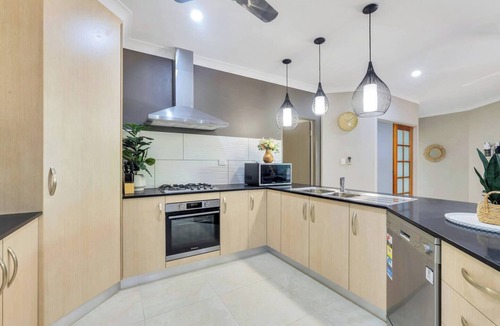 Rosebery House | Rosebery Retreat | 5 bedrooms | Saltwater Pool by Tropical BNB