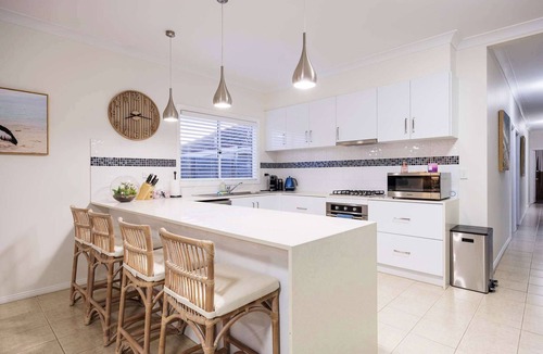 Rosebud House | Rosey's Cottage - 600m to Beach & Mountain Views