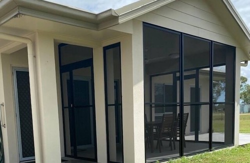 Gumlow House | Rural Setting - Close to shops, Townsville Hospital and Riverway