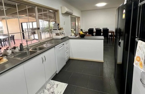Bagshot House | Rustic Farm House Stay- Bendigo w/pool and spa. Pet Friendly!