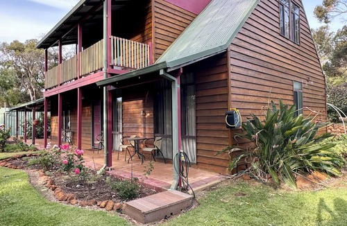 Leschenault Ski Chalet | Rustic House & Cosy Cottage