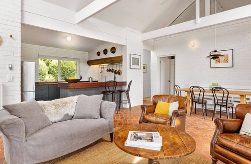 Flinders House | Rustic modern Flinders family retreat