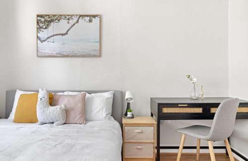 Glebe House | Rustic Queen Room in Glebe - Next to USYD - Shared Bathroom