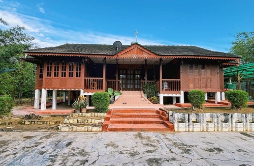 Sungai Siput House | Rustic Tualang Timber House Village Retreat Stay