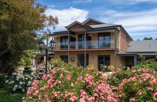 Labertouche House | Rustic Winery Villa | Queen + Single Bed Room 2 with En-Suite