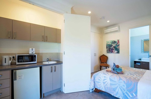 Labertouche House | Rustic Winery Villa | Queen Bed Room 5 with En-Suite