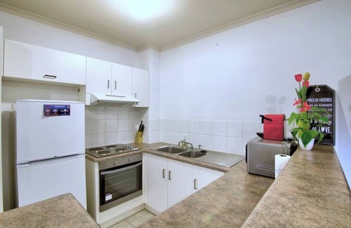 North Adelaide Condo | Safe & secure 2 bedroom apartment on Melbourne St, North Adelaide in exclusive gated complex. Near CBD, Adel Oval, Wine Centre, The Memorial and WCH Hospitals. Free car parking spot. Linen hire and air-conditioning included!