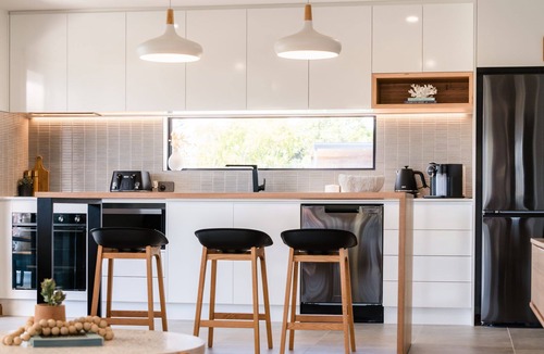 Bridport House | Safe Sheltered Beaches Close by