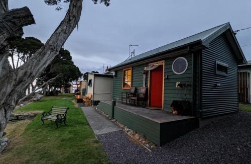 Strahan Apartment | Salt Box Hideaway