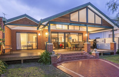 Dunsborough House | Salt & Peppies - across from beach, wi-fi