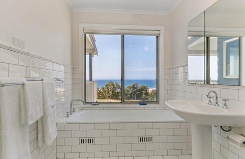 Killcare House | 'Salty Air Beachside Cottage' by HolidayCo