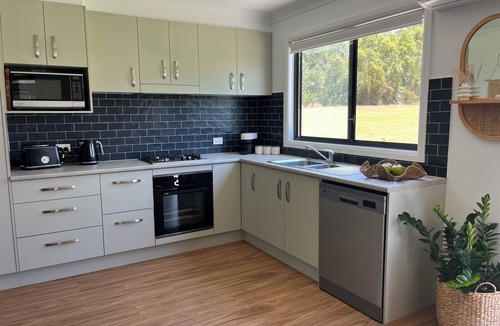 Wallabi Point Cottage | Salty Breeze Getaway - Bush & Beach Retreat