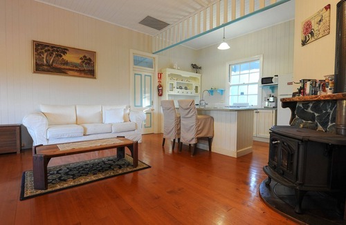 Mount Samson House | Samford Lakes - Honeymoon Bay