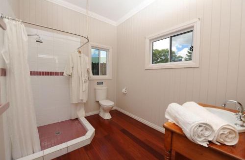 Mount Samson Villa | Samford Lakes Rural Accommodation