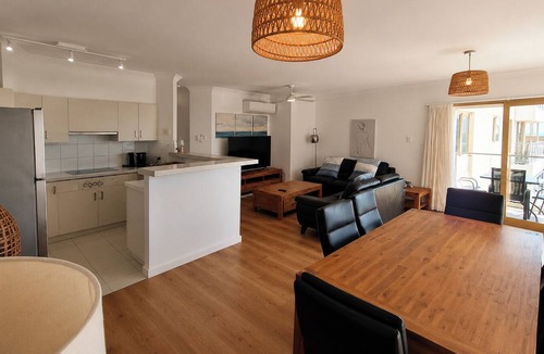 Scarborough Apartment | Sandcastles Beachfront ☆ Luxury Retreat Apartment