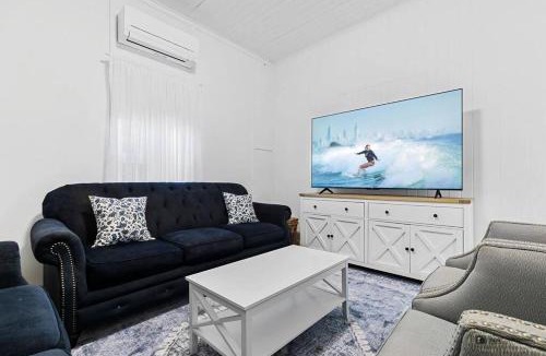 Bongaree House | Sandown Beachside Cottage