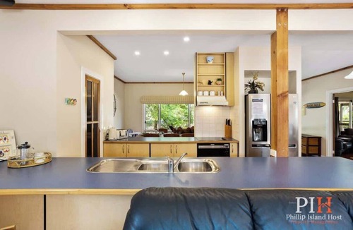 Silverleaves House | Sandy Bay Getaway w Spa 4 Bdr