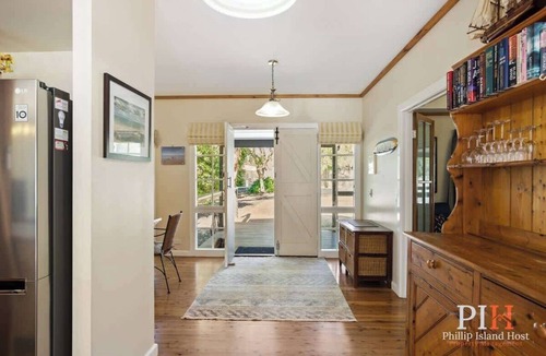 Silverleaves House | Sandy Bay Getaway w Spa 4 Bdr