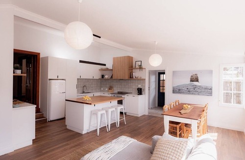 Hobart Central Business District House | Sandy Bay splendour - Steps from the seaside