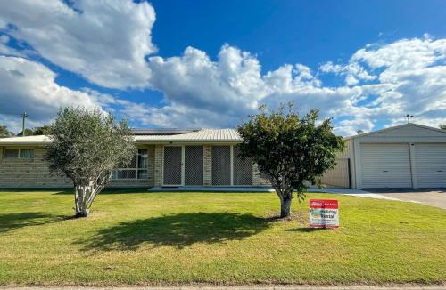 Burrum Heads House | Sandy Paws - Burrum Heads- Walk to Beach -3BR- Aircon-Pool table