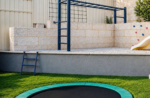 Hillarys House | Sant's Beach Retreat - Private Pool and Fire Pit