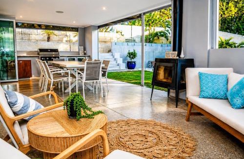 Hillarys House | Sant's Beach Retreat - Private Pool and Fire Pit