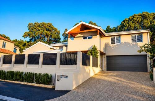 Hillarys House | Sant's Beach Retreat - Private Pool and Fire Pit