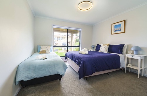 Tura Beach Cabin | Sapphire Art House - Pet friendly 4 bedroom