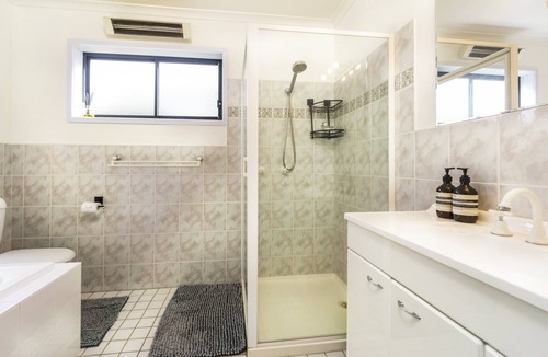 Tura Beach Cabin | Sapphire Art House - Pet friendly 4 bedroom