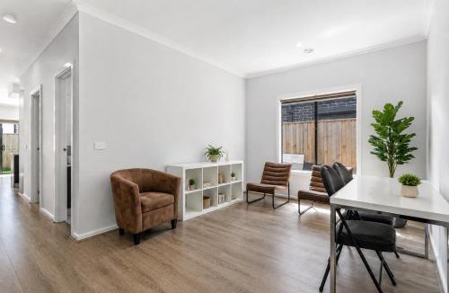 Plumpton House | Sara by Ready Set Stay