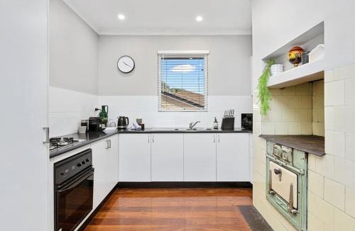 East Victoria Park House | Sasha's Cottage on the Hill BBQ & Entertainment