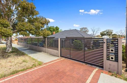 East Victoria Park House | Sasha's Cottage on the Hill BBQ & Entertainment