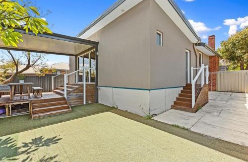 East Victoria Park House | Sasha's Cottage on the Hill BBQ & Entertainment