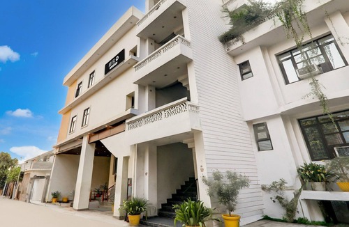 Indira Nagar House | Saver Double Hotel Parijat
