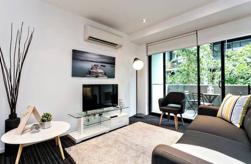 St Kilda Apartment | Sawyer - Quiet Bamboo retreat *Wi-Fi Parking