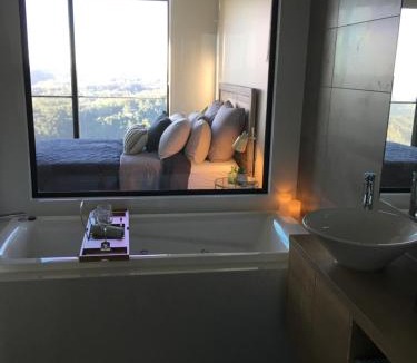 Booroobin Villa | Scandinavian Cabin - Maleny - One Bedroom