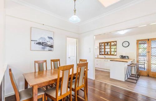 Scarness House | Scarness Cottage - Serene Queenslander by the Sea