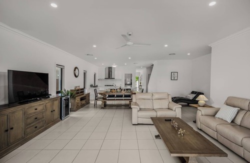 Coomera House | Scenic 5-Bed Riverview Classic & Relaxing Escape