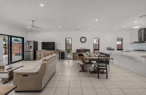 Coomera House | Scenic 5-Bed Riverview Classic & Relaxing Escape
