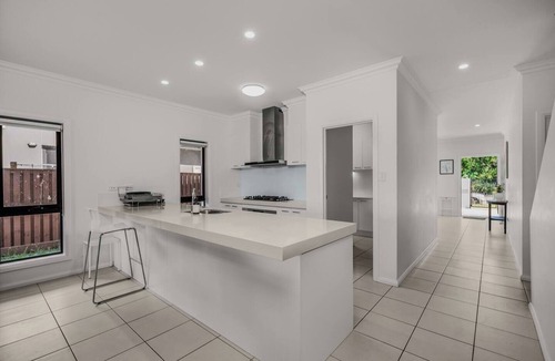 Coomera House | Scenic 5-Bed Riverview Classic & Relaxing Escape
