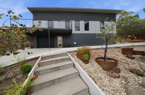 Risdon House | Scenic Risdon Retreat Near Hobart CBD & Deck Views Family Friendly Stay